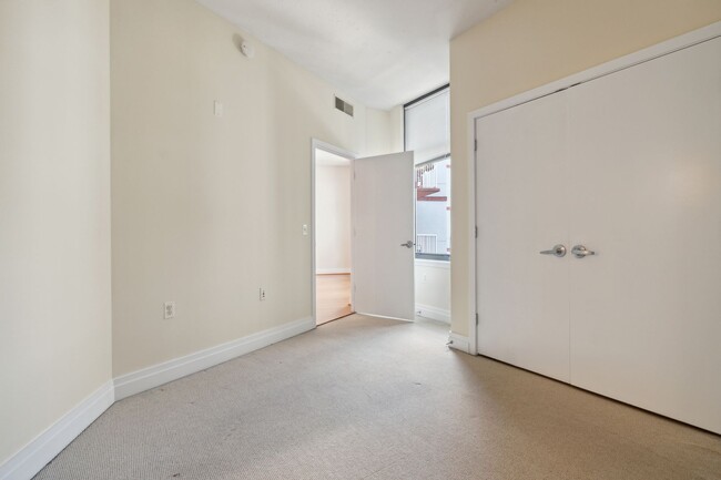 Building Photo - Available Now! // 1 Bedroom 1 Bathroom // ...