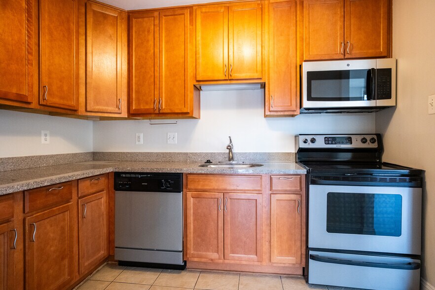 kitchen with built in microwave - 501 Prospect Blvd