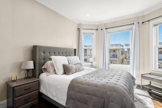 Building Photo - 1050 Saratoga St