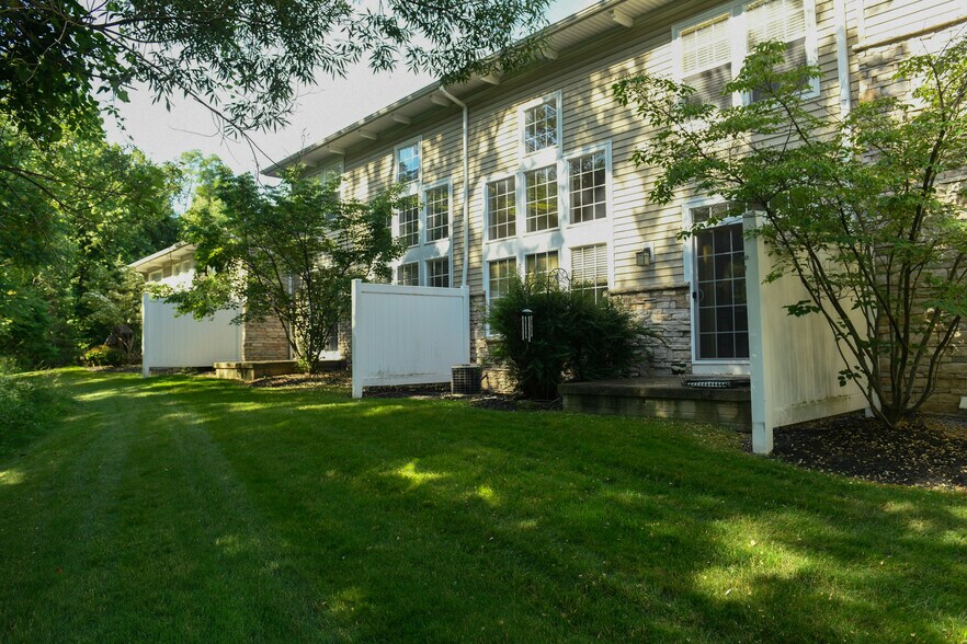 Building Photo - 5845 Crescent Ridge Dr