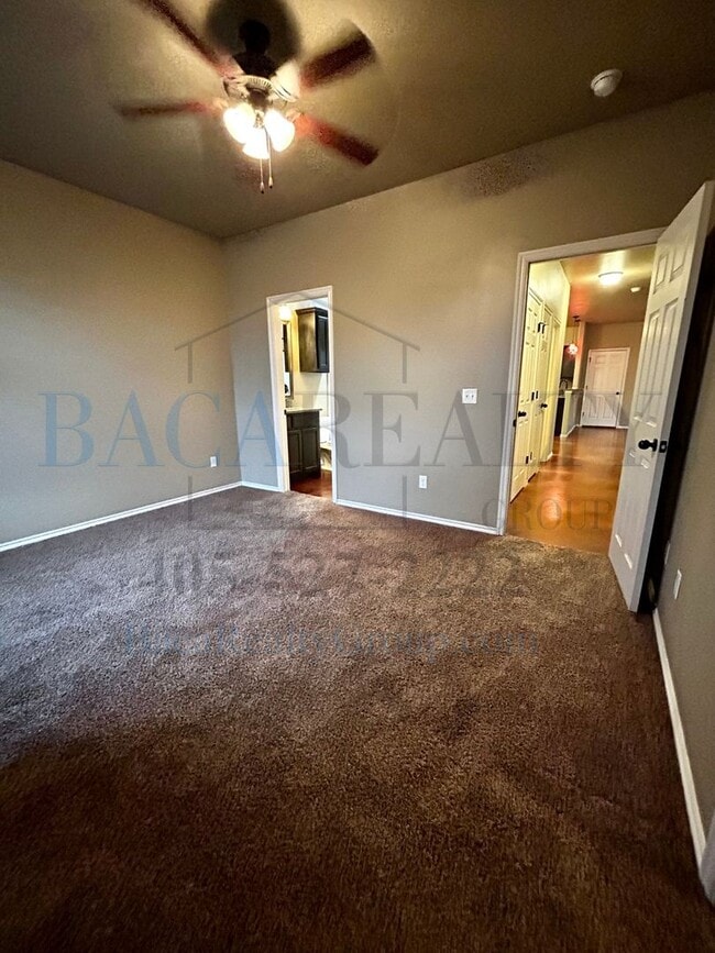 Building Photo - 3BR 2BA duplex with 2 car garage!!