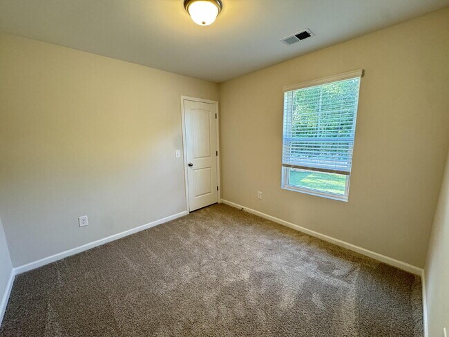 Building Photo - 4 bedroom home in Seneca