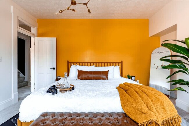 Building Photo - 313 W 4th Ave