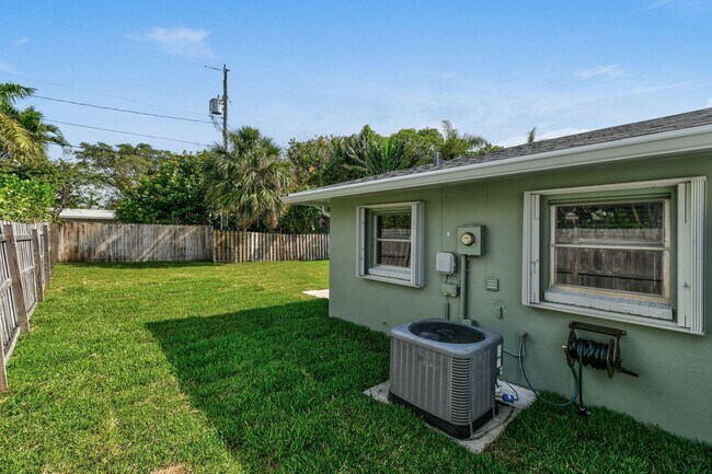 Building Photo - Beautifully maintained 2-bed/2-bath single-family residence is available for rent in one of West ...