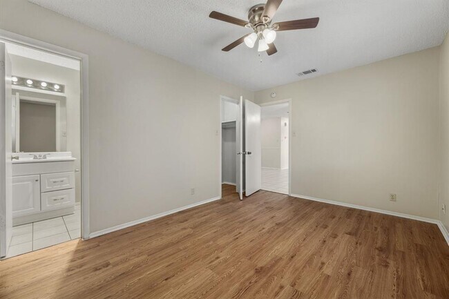 Building Photo - 8904 Pineridge Dr