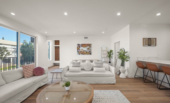 Building Photo - RECENTLY RENOVATED TOWNHOME | 5 BED 5 BATH | PRIVATE ROOFTOP DECK |  PET FRIENDLY | SPACIOUS BEDR...