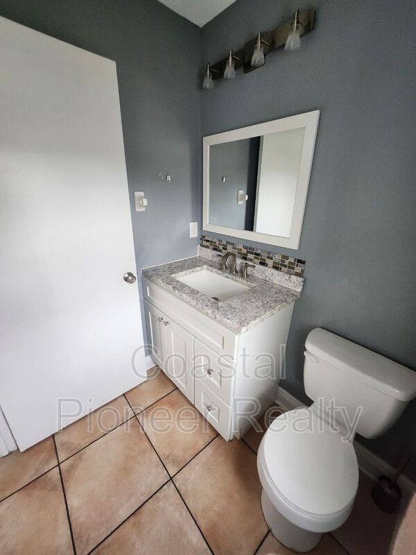 Building Photo - 10121 Sea spray Pl