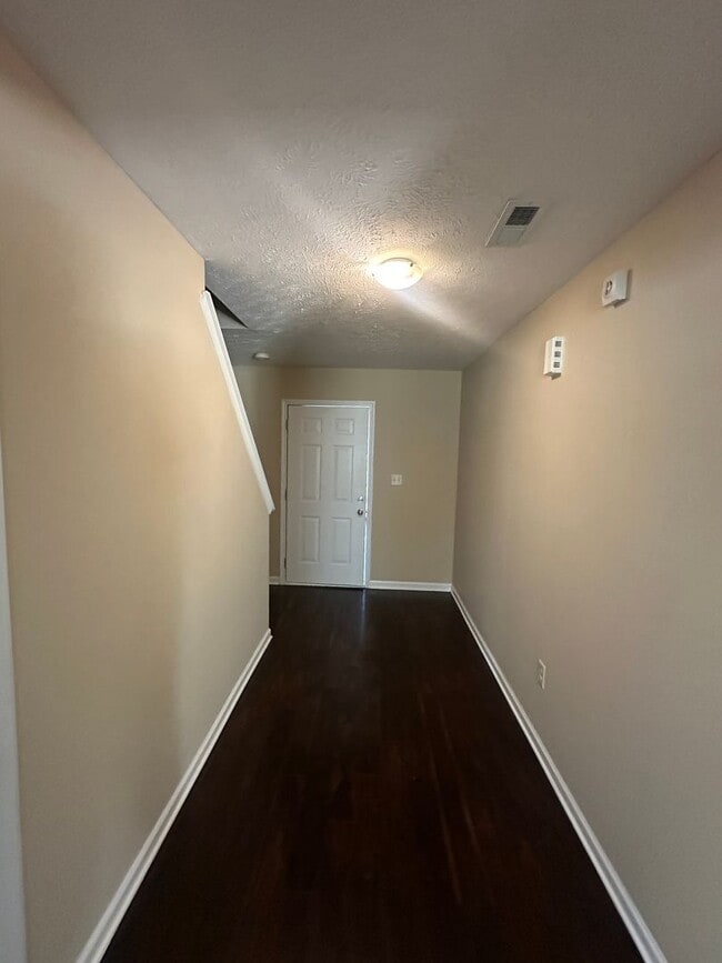 Building Photo - Beautiful 3 Bed 2.5 Bath Home with Spacious Fenced Yard