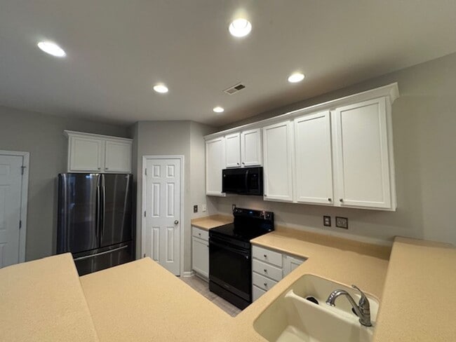 Building Photo - Beautiful 2-Story Townhome in Renaissance Park – Minutes from Downtown Raleigh!