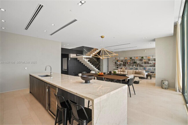 Building Photo - 650 NE 32nd St