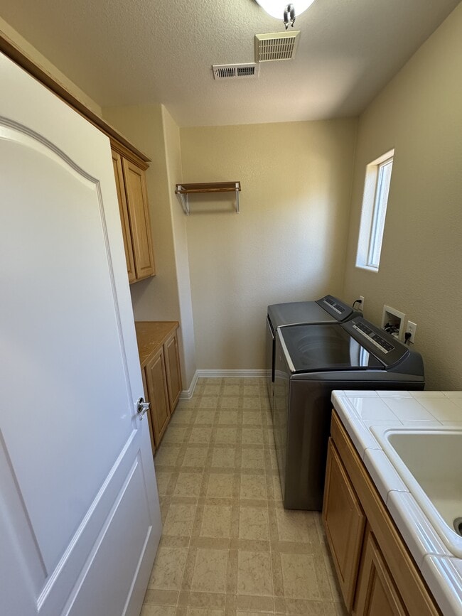 Building Photo - 851 Antilla Way