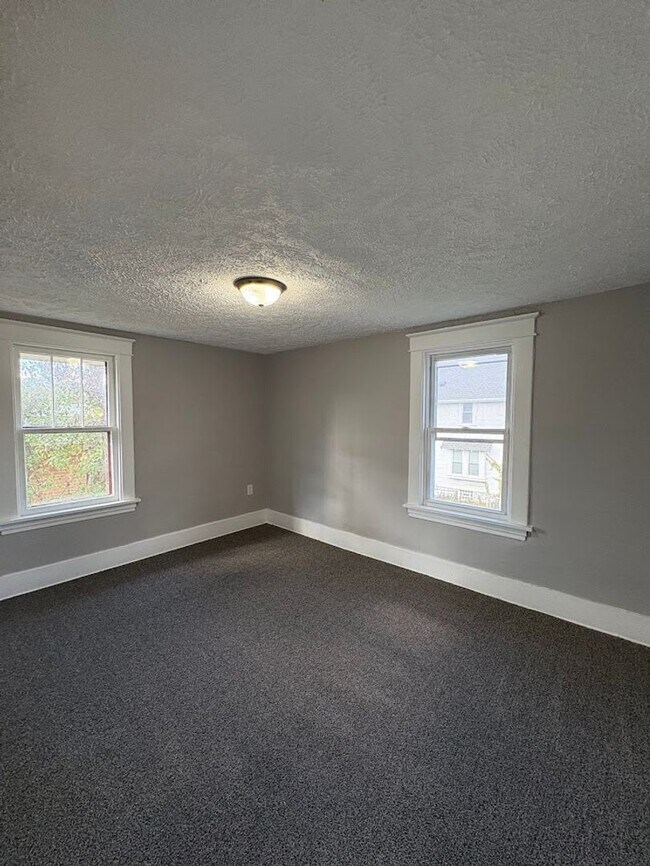 Building Photo - Four bedroom one bathroom home for rent