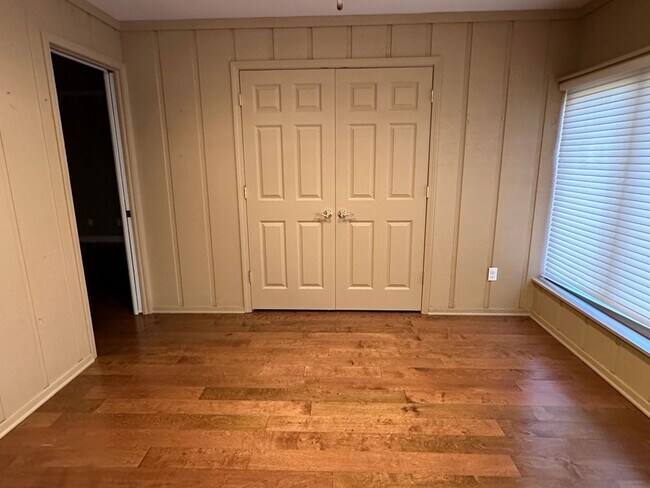 Building Photo - Fully Updated Executive Rental - FREE MONT...