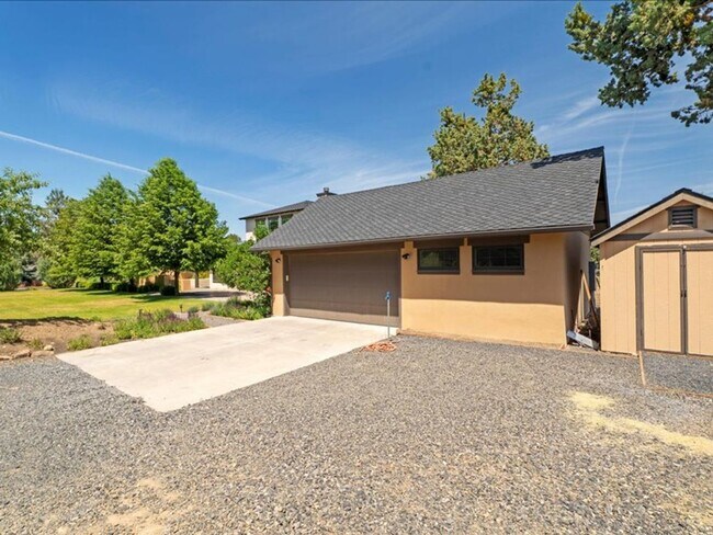 Building Photo - 4 Bedroom Tumalo Dream home on 3.21 Acres!