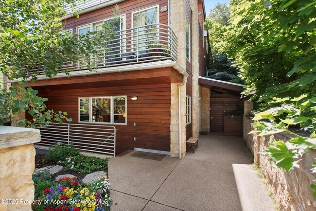 Building Photo - 714 S Galena St