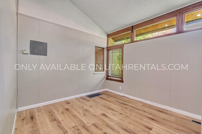 Building Photo - 1073 E 200 S
