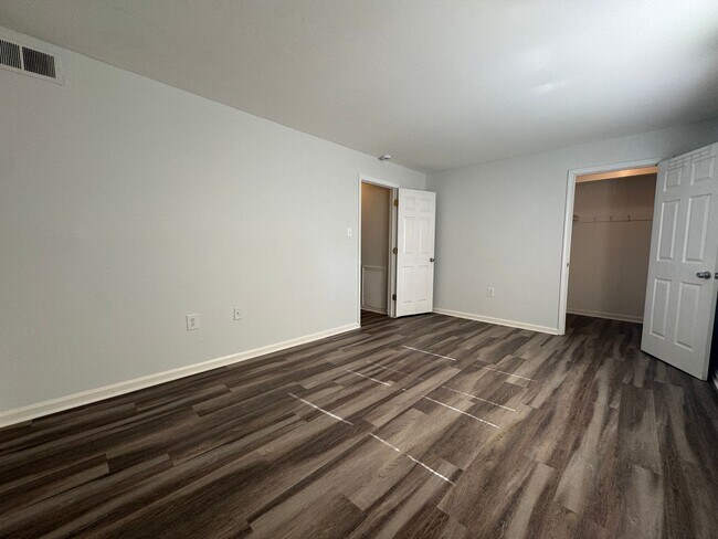 Building Photo - Spacious 1 Bed 1 Bath Condo With Balcony In Mayflower Square