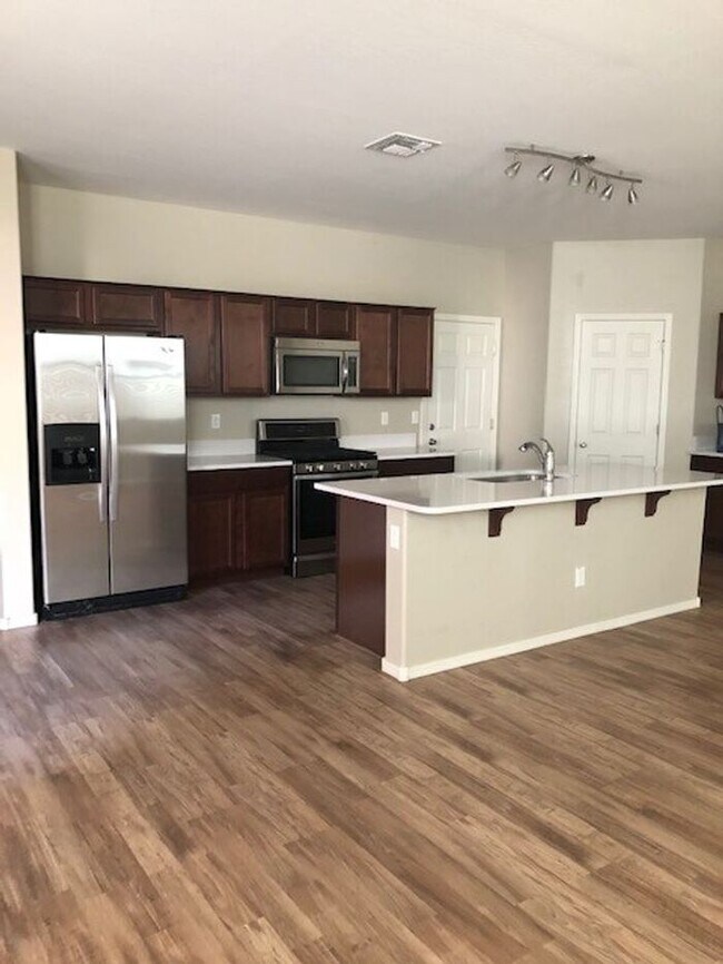 Building Photo - Naturally Well-Lit 4 bed/3 bath Single-Fam...