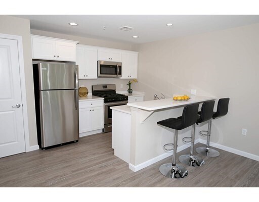 Building Photo - 30 Temple St