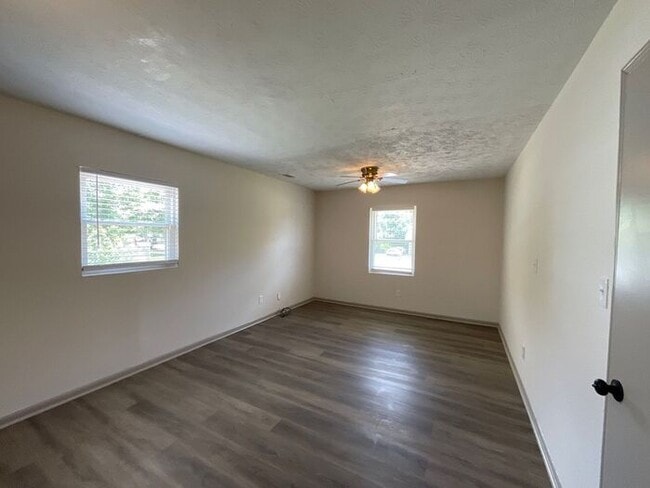 Building Photo - Stylish 3-Bedroom with Expansive Yards in ...
