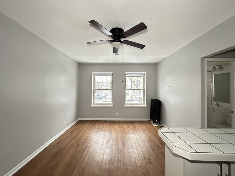 Building Photo - 4031 N Kenmore Ave