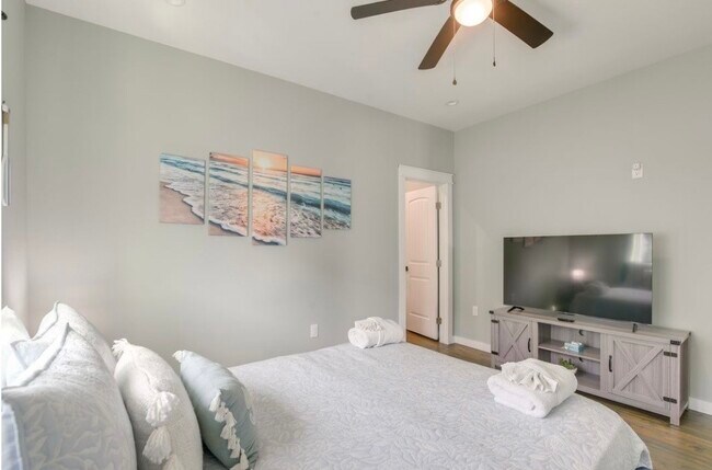 Building Photo - 1049 Sunset Cir