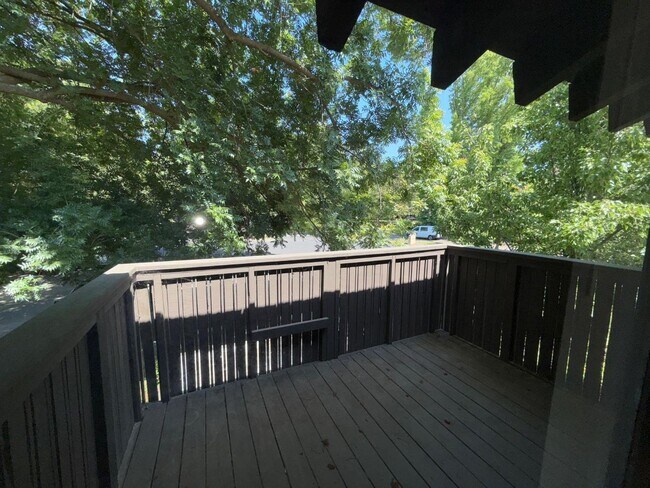 Building Photo - LOVELY, SPACIOUS UPSTAIRS CONDO!