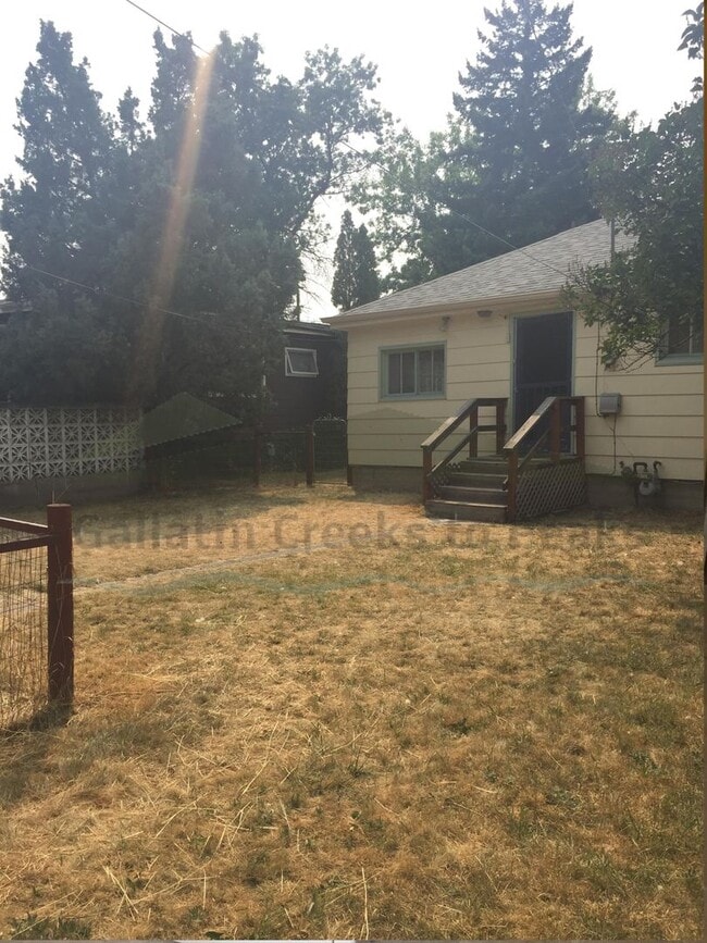 Building Photo - 2BD/1BA Rustic Home Near Campus