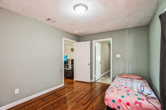 Building Photo - 1301 Oaks Dr