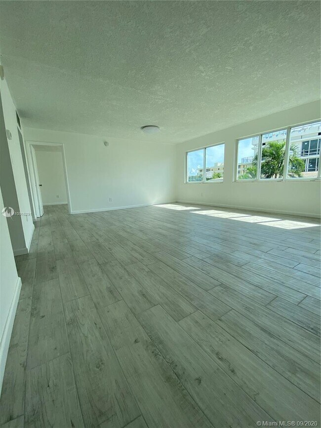 Building Photo - 9971 W Bay Harbor Dr