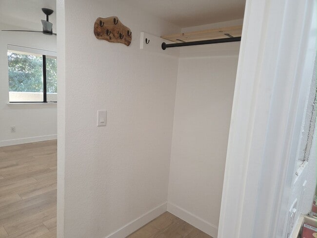 Building Photo - Top floor update 2 bed 2 bath condo in gre...