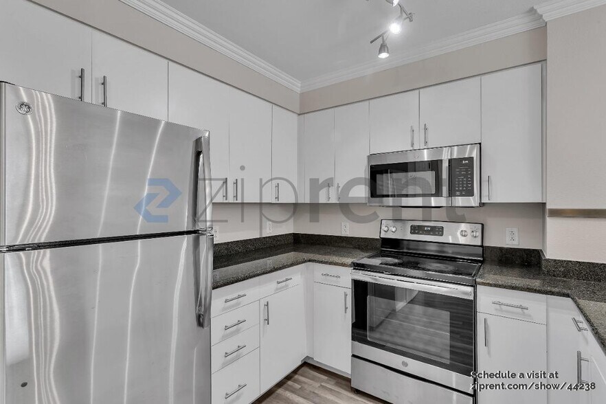Building Photo - 8400 Oceanview Terrace