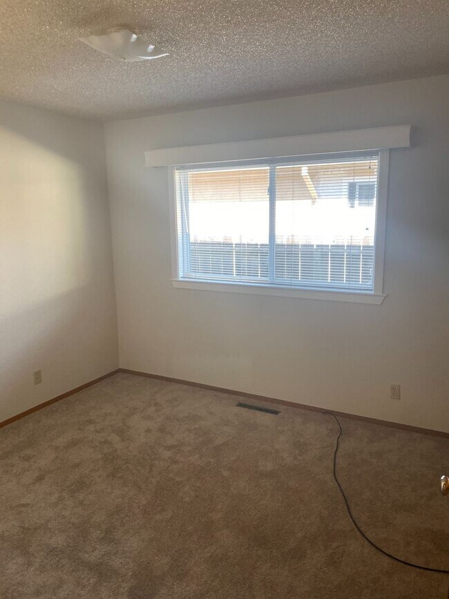 Building Photo - Immaculate shape 3 bedroom 2.5 bath home in San Leandro