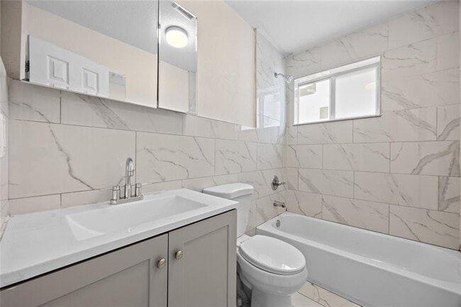 Building Photo - 1525 NE 160th St