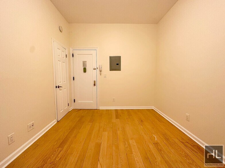 Building Photo - NO FEE Studio on Upper West Side! Won't St...