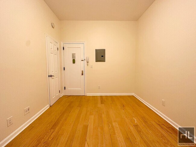 Building Photo - NO FEE Studio on Upper West Side! Won't St...