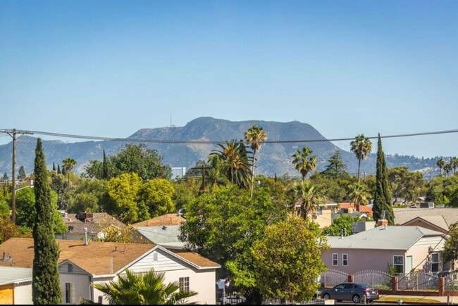 Building Photo - 4BR 3Ba Modern Townhome in Prime NOHO