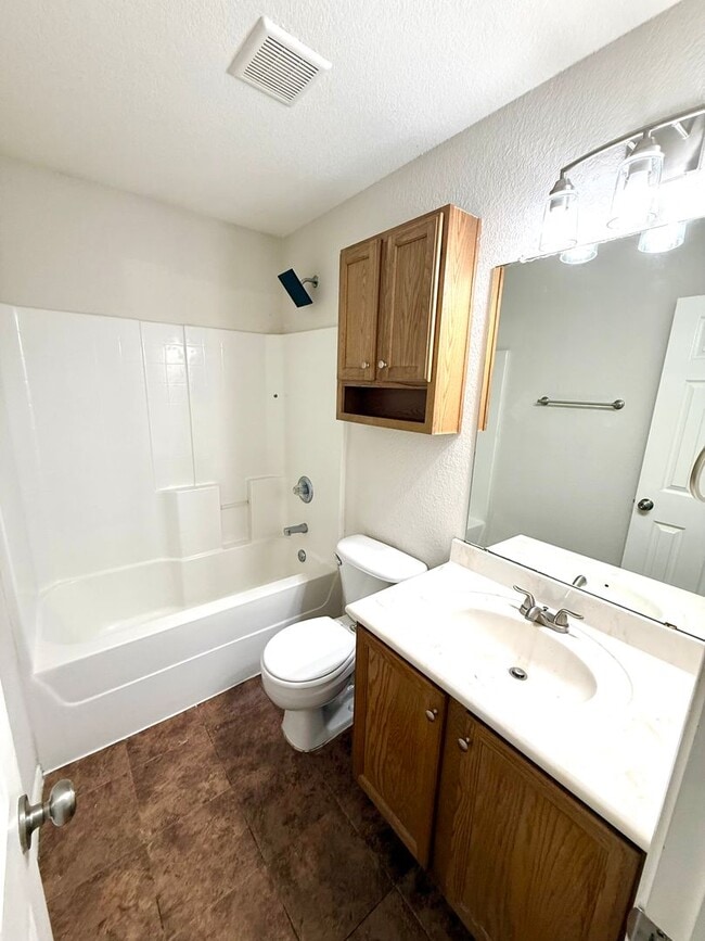Building Photo - Available Now! Charming Single-Story Home in Waco with Modern Finishes & Spacious Yard