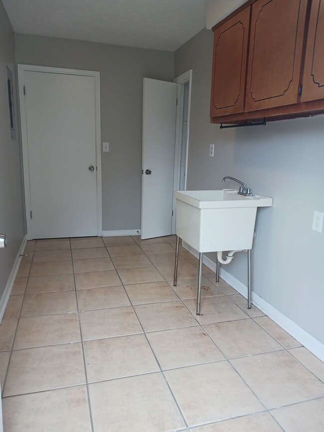Building Photo - 4 Bedroom 2 bathroom Home available to ren...