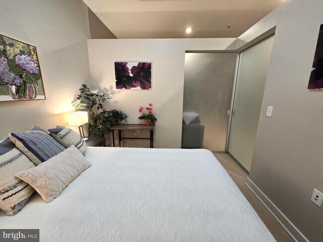 Building Photo - 1320 Fenwick Ln