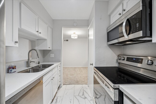 Building Photo - 5711 Sugar Hill Dr