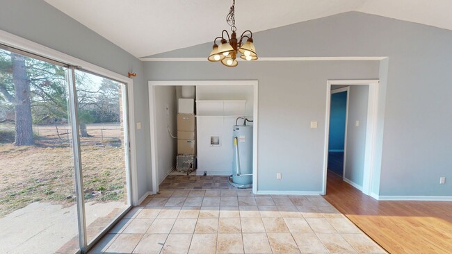 Building Photo - 3 Bedroom / 1.5 Bathroom Home Near Shoppin...