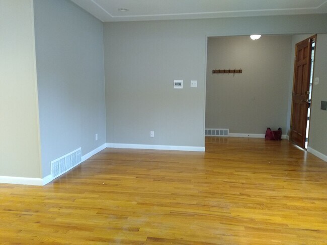 Building Photo - Stunning 4 bedroom 2 bath Virginia Village...