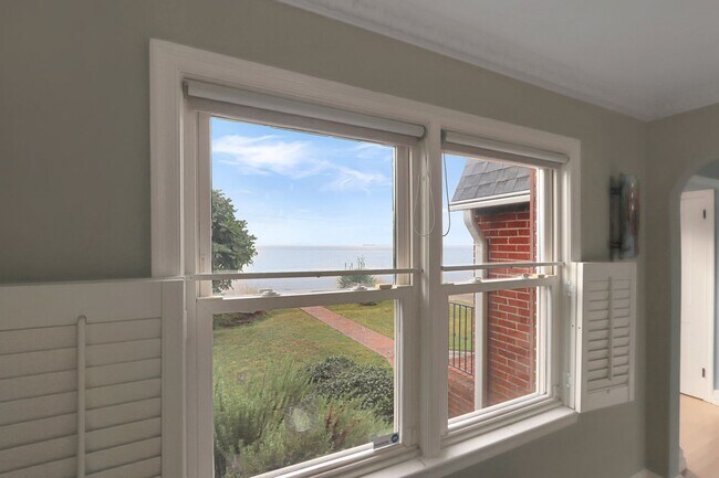 Building Photo - Beautiful Waterview Home on Chesapeake Ave...