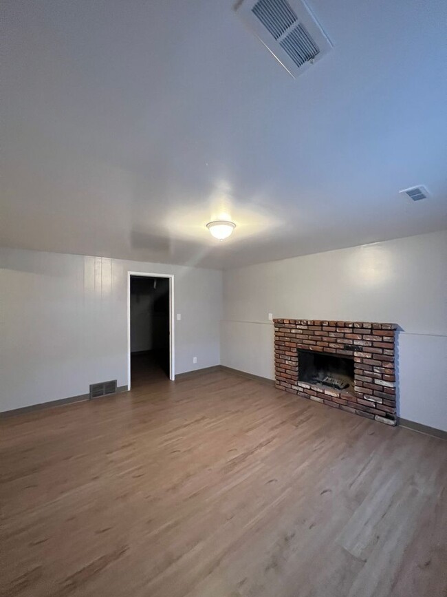 Building Photo - North Spokane Remodeled Gem!! Available Mi...