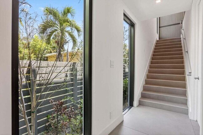 Building Photo - 925 NE 6th St