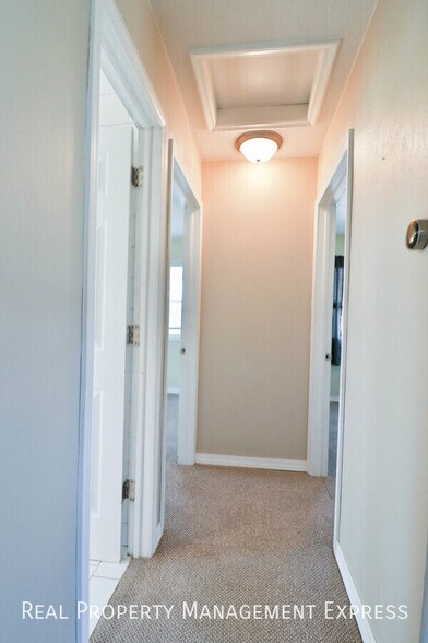 Building Photo - Spacious 2 Bedroom 2 Bath House with Bonus...