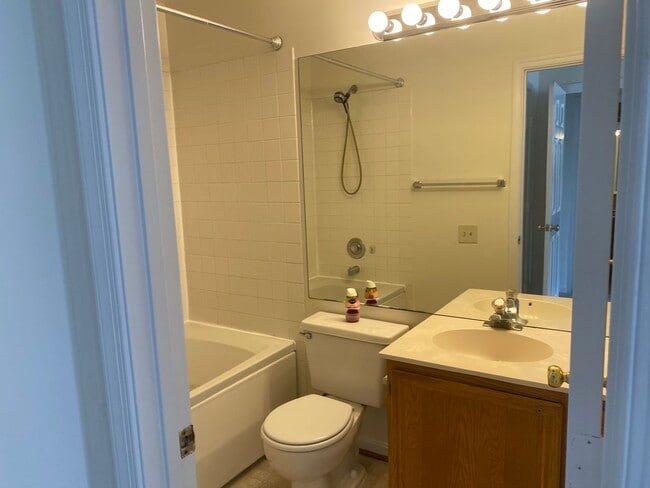 Building Photo - Sun-filled 2 Bed 2 Bath Condo In Sought Af...