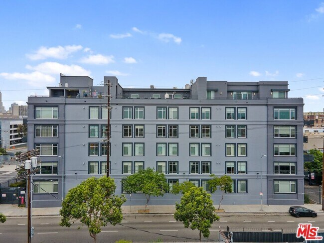 Building Photo - 825 E 4th St