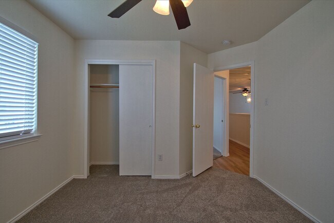 Building Photo - Well Maintained 4 Bed House in Kyle